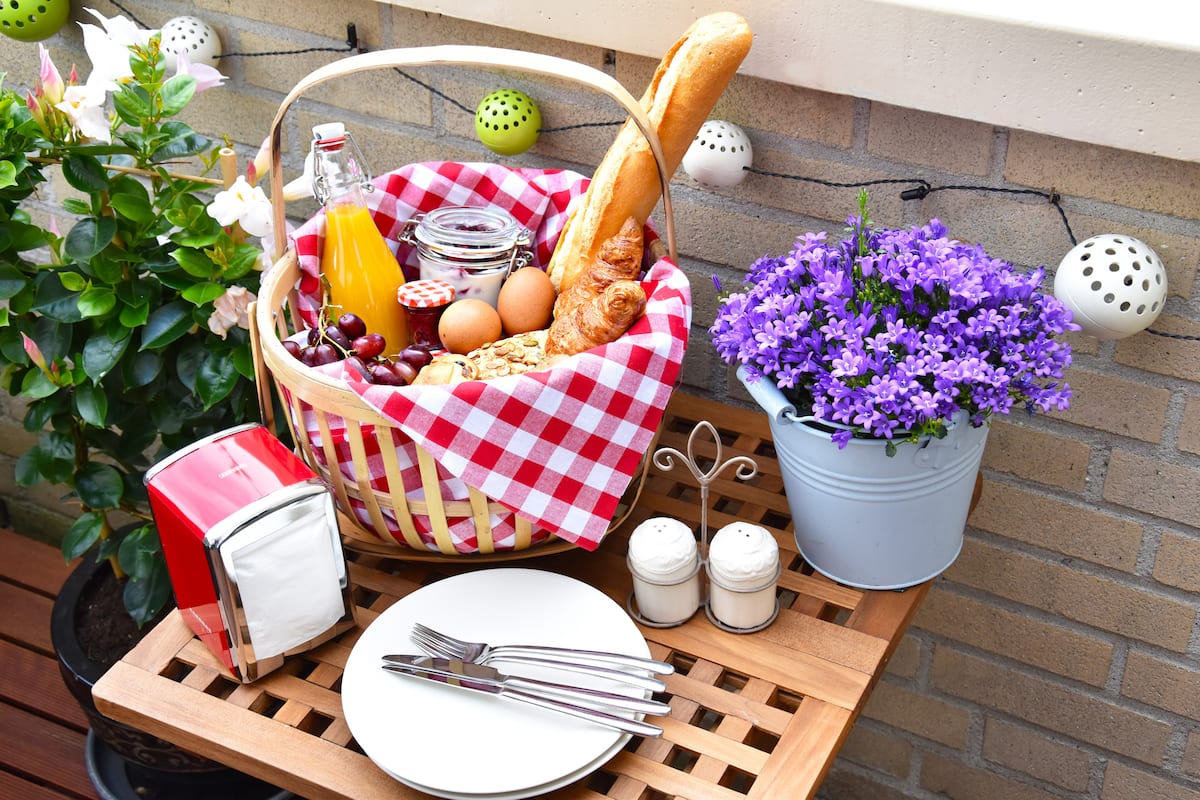 Ontbijtmand op balkon