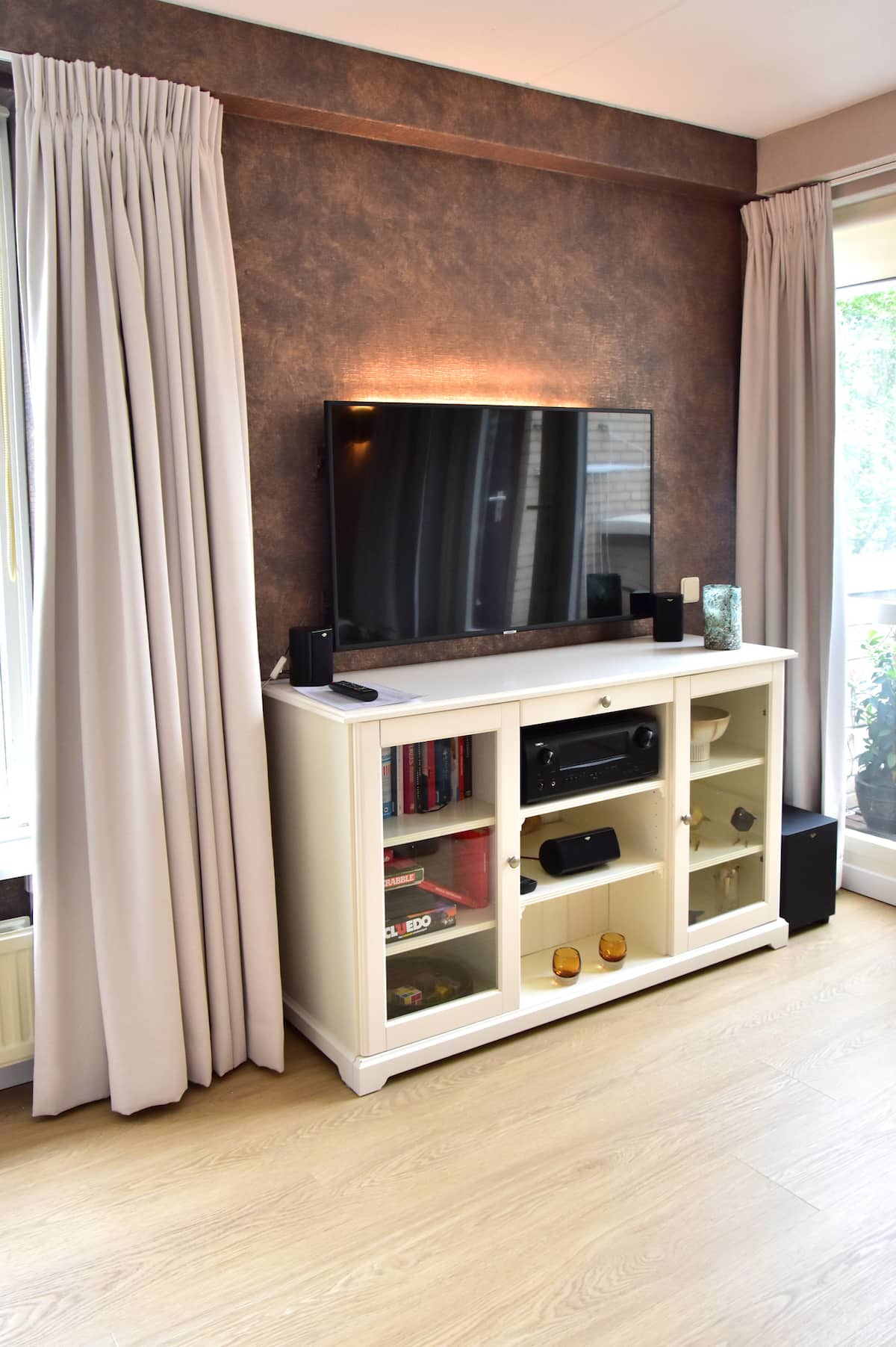 TV met Netflix en surround geluid