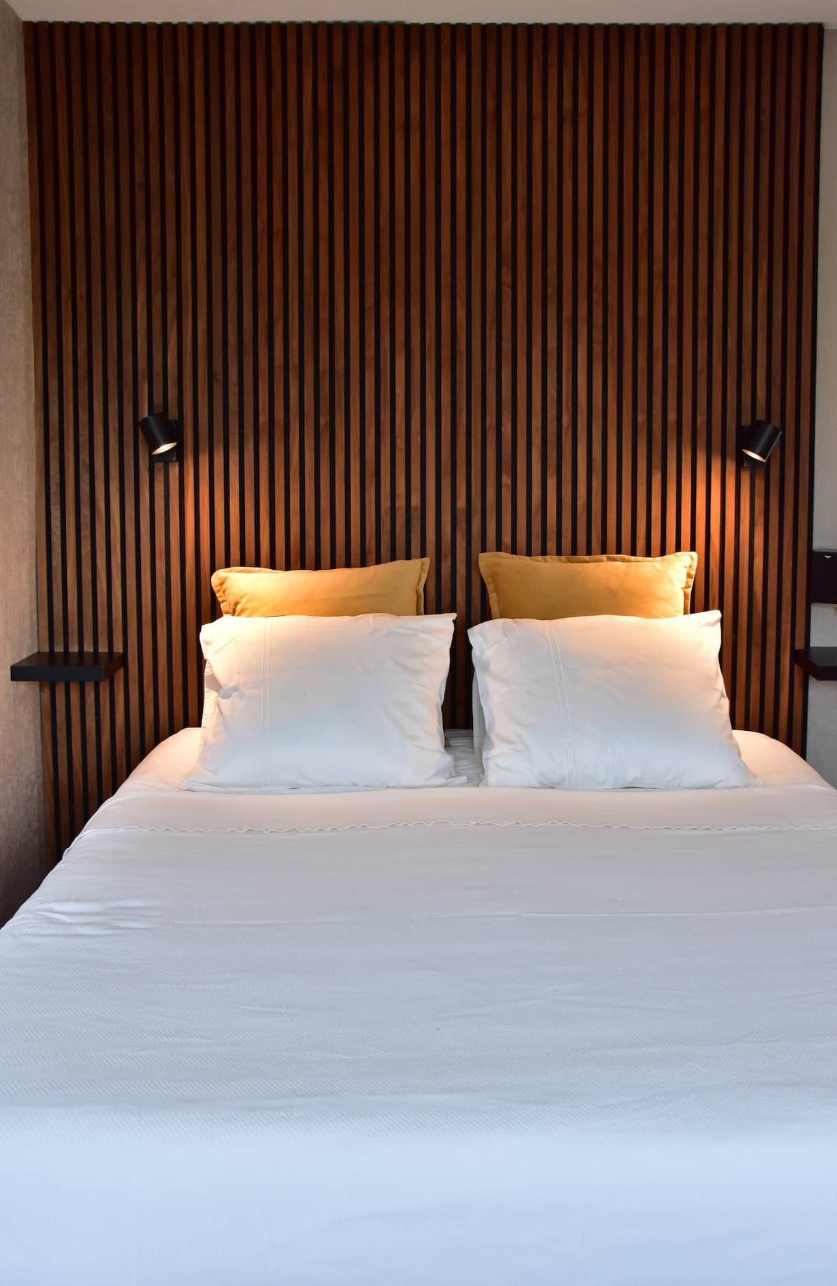 2-persoonsbed met leeslampen